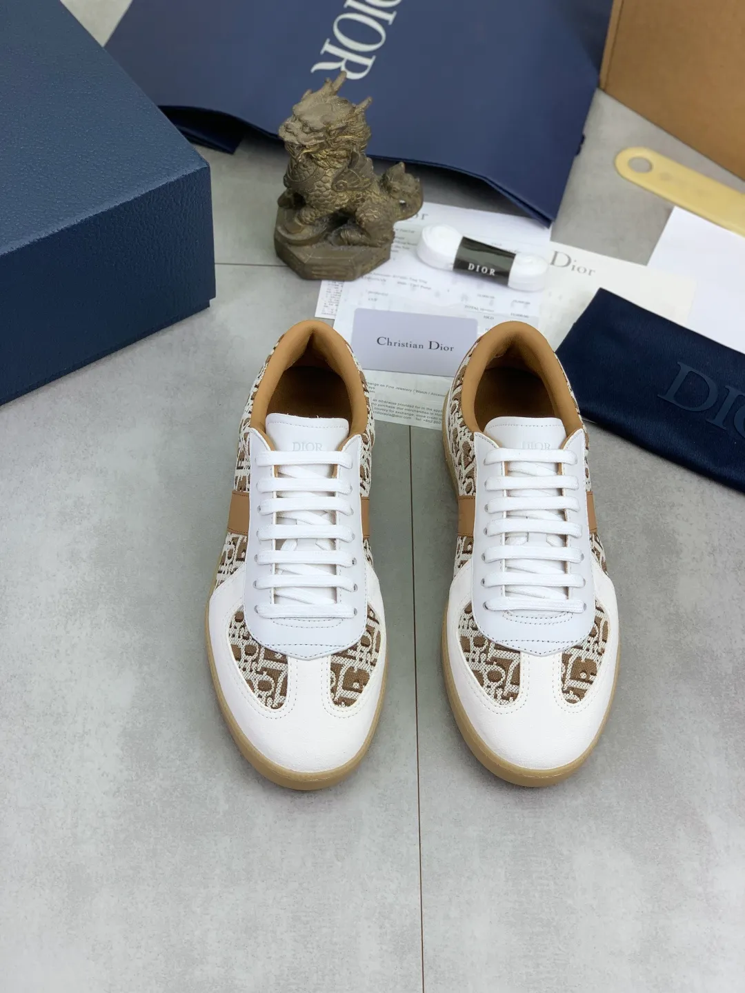 Men's men's shoes 💰P542 New Dior B01 top version of moral training shoes! ! ! White first-layer cowhide, fully oiled upper, original TPU molded outsole. New to the Fall 2025 collection, this sneaker marks the return of Dior’s classic style, reinterpreted in a stylish and elegant silhouette. Crafted from white smooth first-grain cowhide with a tonal silk sheepskin lining, it features the Dior logo on the tongue and inner sides, and a CD icon on the heel. Paired with Tpu anti-slip soles of the same color, it can be matched with various styles to create a sophisticated look.  Code number: 39-45 Complete package with airplane box